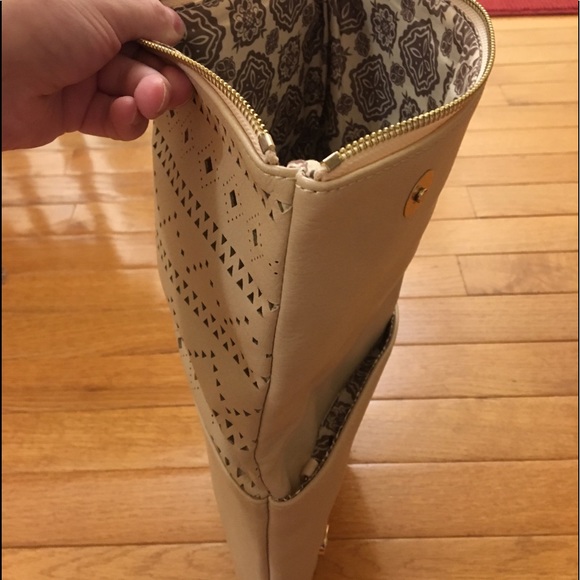 NWOT Francesca’s Aztec Fold Over Tassel Clutch - Picture 4 of 8